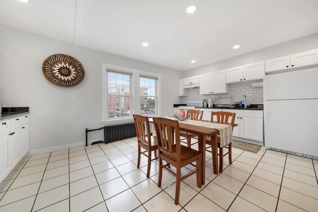 5Br 2Bh Bright & Spacious Apt In Brighton Boston Quarto foto